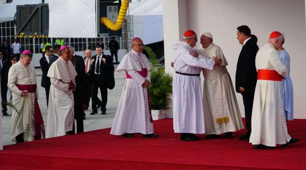 JMJ Panamá 2019: ¿Por qué los obispos que recibieron al Papa Francisco estaban vestidos de blanco?